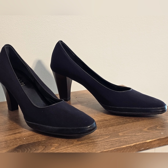 Amalfi Shoes - NWOT Amalfi By Rangoni Firenze Black Leather Heels Women's Size 10N